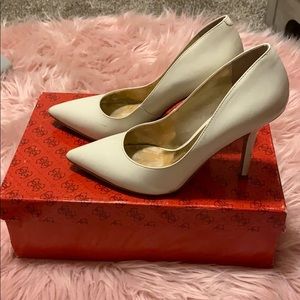 Guess Pumps